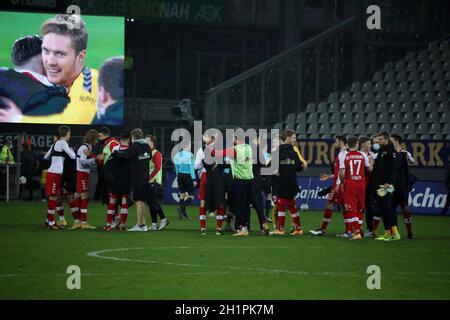 Die Freiburger Spieler sind nach dem 2:1 gegen Dortmund in Feierlaune 1.FBL: 20-21:20.Sptg.SC Freiburg - Borussia Dortmund DFL REGLEMENTATIONS PROHIB Banque D'Images