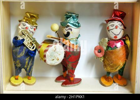 Leipzig, Allemagne.05e octobre 2021.Les clowns en tissu faits à la main, que la mère de l'Erzgebirge a fait comme cadeau de Noël pour ses enfants en 1914, font partie des 25,000 expositions que le directeur du musée du clown, Hans-Dieter Hormann, a recueillies de partout dans le monde.Une petite partie de ses 8000 personnages clown, livres, journaux, affiches de cirque et ustensiles et costumes originaux qu'il expose dans son musée, ouvert en 2008.(À dpa-Korr 'il n'y a rien ici qui n'existe pas' - le musée Clown pousse') Credit: Waltraud Grubitzsch/dpa-Zentralbild/dpa/Alay Live News Banque D'Images