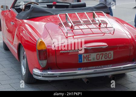 HEILIGENHAUS, NRW, ALLEMAGNE - 10 SEPTEMBRE 2017 : vue arrière d'une voiture Volkswagen Karmann Ghia d'époque en rouge, garée à Heiligenhaus, Allemagne. Banque D'Images