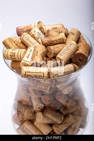 Ochojno, Pioland - 24 décembre 2020 : collection de bouchons de vin utilisés dans un vase en verre. Décoration décorative de l'intérieur d'un restaurant, d'un bar ou d'un cdm Banque D'Images