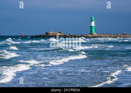 Vue sur la Mole à Warnemuende, Allemagne. Banque D'Images