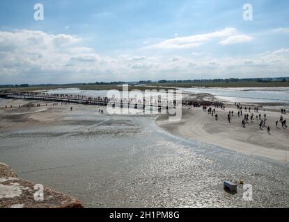 Le Mont-Saint-Michel, France - 13 septembre 2018 : foule de touristes au Mont Saint-Michel, le monastère et le village sur une île à marée entre Brittan Banque D'Images