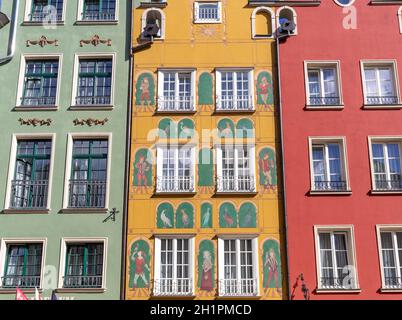 Gdansk, Pologne - 6 septembre 2020 : les façades des maisons patriciennes restaurées de Gdańsk à long Lane, dans la vieille ville. Banque D'Images