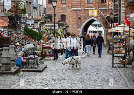 Gdansk, Pologne - 9 septembre 2020 : groupe de personnes sur la rue Mariacka, la principale rue commerçante de l'ambre et des bijoux dans la vieille ville hanséatique de GDA Banque D'Images