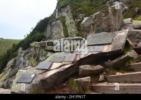 Un cimetière symbolique sur le sentier menant au sommet De la montagne Sniezka Banque D'Images