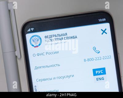 Moscou, Russie - 25 janvier 2021: Site du Service fédéral de la fiscalité de la Russie sur l'écran du smartphone sur une table blanche, près d'un stylo Banque D'Images