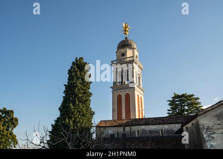 Udine, Italie. 11 février 2020. Le clocher du château avec l'ange doré sur le dessus Banque D'Images