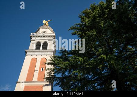 Udine, Italie. 11 février 2020. Le clocher du château avec l'ange doré sur le dessus Banque D'Images