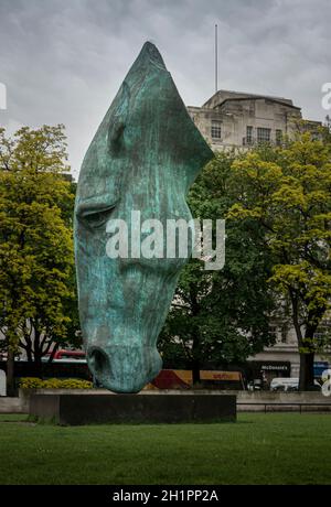 Statue de tête de cheval appelée STILL Water dans la ville de Londres, Royaume-Uni Banque D'Images