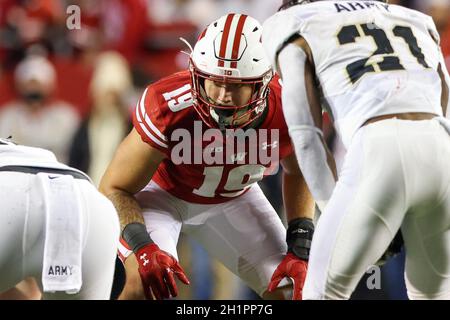 Madison, WI, États-Unis.16 octobre 2021.Le lignebacker des Badgers du Wisconsin Nick Herbig (19) est présent lors du match de football de la NCAA entre les Black Knights de l'Armée et les Badgers du Wisconsin au Camp Randall Stadium de Madison, WISCONSIN.Darren Lee/CSM/Alamy Live News Banque D'Images