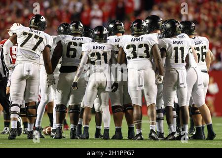 Madison, WI, États-Unis.16 octobre 2021.L'attaque des Black Knights de l'armée se déroule lors du match de football de la NCAA entre les Black Knights de l'armée et les Badgers du Wisconsin au Camp Randall Stadium de Madison, WISCONSIN.Darren Lee/CSM/Alamy Live News Banque D'Images