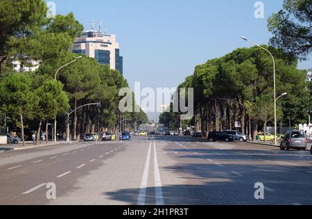 Vue sur le boulevard Bulevardi Deshmoret e Kombit à Tirana, Albanie Banque D'Images