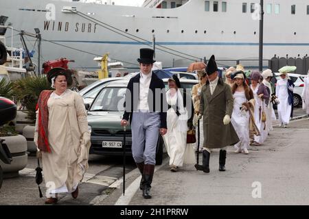 L'île italienne où Napoléon fut envoyé en exil en 1814 marqua le 200e anniversaire de l'arrivée de l'empereur dimanche avec une reconstitution par e Banque D'Images