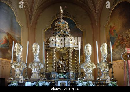 Maître-Autel dans l'église de Saint Victor sur l'île des pêcheurs, l'un des célèbres îles Borromées sur le Lac Majeur, Italie Banque D'Images