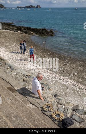 Cancale, France - 15 septembre 2018 : Les gens de manger les huîtres ont acheté sur le front de mer à Cancale, Bretagne, France Banque D'Images