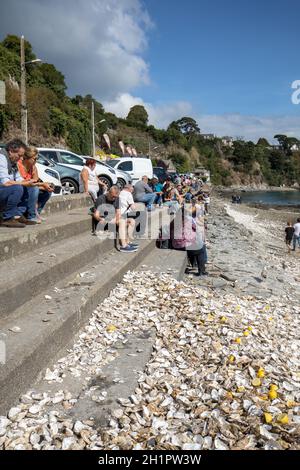 Cancale, France - 15 septembre 2018 : Les gens de manger les huîtres ont acheté sur le front de mer à Cancale, Bretagne, France Banque D'Images