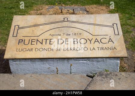 Plaque commémorative du célèbre pont historique de Boyaca en Colombie. Vous pouvez lire : “pont Boyaca - lieu où la tyrannie a été vaincue”. Le Colom Banque D'Images