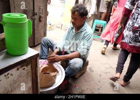 Famille sans-abri vivant dans les rues de Kolkata, Inde Banque D'Images