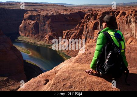 Touriste cherchant à descendre à 1000 mètres jusqu'au fleuve Colorado à Horseshoe Bend, juste à l'extérieur du Grand Canyon, près de page, Arizona, États-Unis (modèle sorti) Banque D'Images