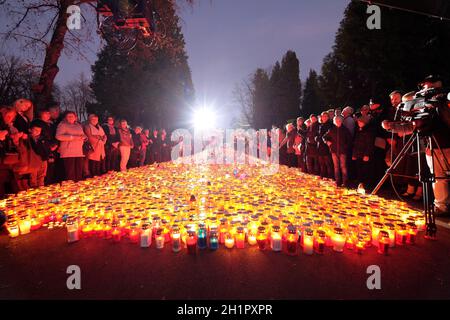 Cimetière Mirogoj Zagreb sur Toussaint visité par des milliers de personnes allument des bougies pour leurs membres de famille décédé Banque D'Images