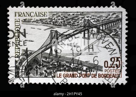 Timbre imprimé en France montre l'image du grand pont de Bordeaux ou Pont d'Aquitaine, série Tourisme, vers 1967 Banque D'Images