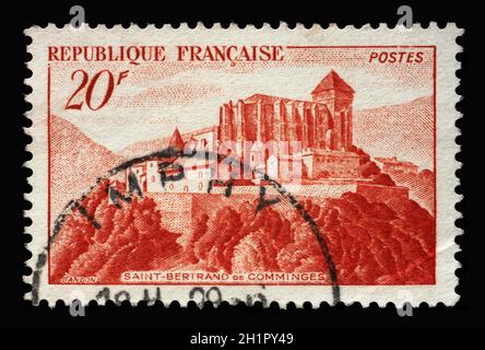 Le timbre imprimé en France montre la cathédrale Saint-Bertrand-de-Comminges, ancienne cathédrale catholique romaine de Comminges, haute-Garonne, vers 1949 Banque D'Images