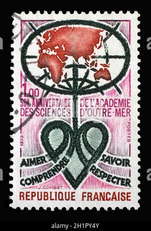 Le timbre imprimé en France montre l'Académie Emblem (Académie des Sciences d'outre-mer, 50ème anniv), vers 1973 Banque D'Images