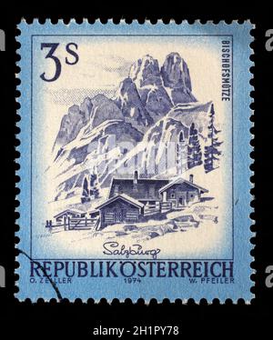 Timbres en Autriche montre Bishofsmutze, de la série Attractions touristiques à l'Autriche, vers 1974 Banque D'Images