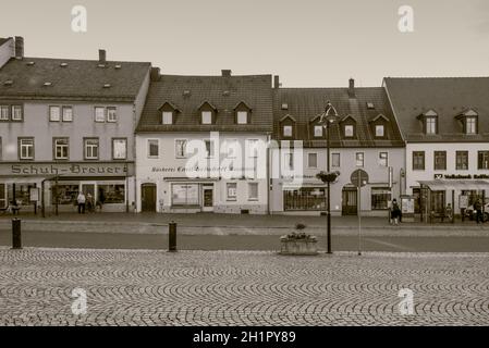 Wilsdruff, Allemagne - 30 mai 2016 : les vieilles maisons sur la place du marché de Wilsdruff (Marktplatz), près de Dresde, Saxe, Allemagne. Vintage sépia monochrome Banque D'Images