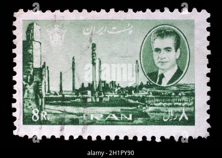 Timbre imprimé en Iran montre Shah Mohammad Reza Pahlavi, sur fond de ruines de Persepolis, capitale de la Perse ancienne, détruit les armées d'Alexandre Banque D'Images