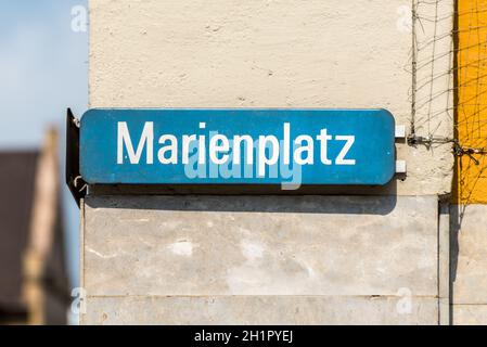 Panneau indiquant la place Marienplatz, une grande place à Munich, Allemagne Banque D'Images