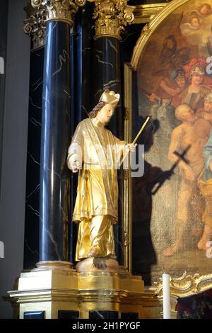 Statue de Saint, statue sur l'autel de Saint Pierre et Paul dans l'église collégiale de Neumunster à Würzburg, Allemagne Banque D'Images