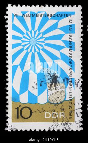 Timbre GDR dédié au Championnat du monde de saut en parachute à Leipzig, vers 1966. Banque D'Images