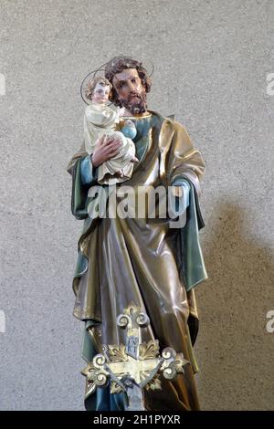 Saint Joseph tient bébé Jésus, statue sur l'autel à Saint Michel l'église paroissiale de l'Archange à Preloscica, Croatie Banque D'Images