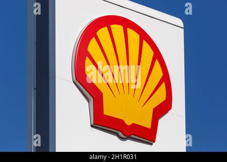 Stuttgart, Allemagne - 17 mai 2020 : logo de la station-service Shell service en Allemagne. Banque D'Images