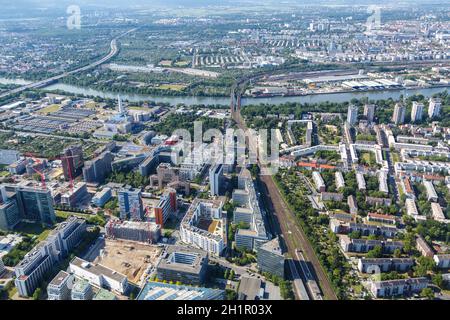 Francfort, Allemagne - 27 mai 2020: Vue d'ensemble Niederrad Bürostadt Buerostadt bâtiments ville photo aérienne en Allemagne. Banque D'Images