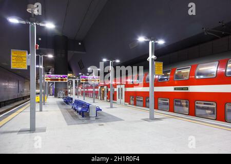 Jérusalem, Israël - 17 février 2019 : gare ferroviaire Yitzhak Navon de Jérusalem avec train en Israël. Banque D'Images