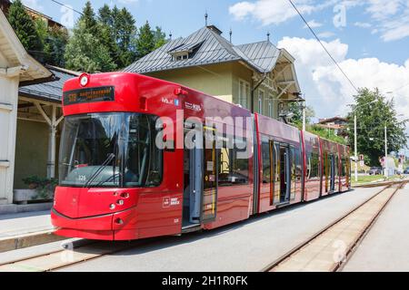 Fulpmes, Autriche - 1er août 2020: Stubaitalbahn Innsbruck Tram train Gare de Fulpmes en Autriche. Banque D'Images