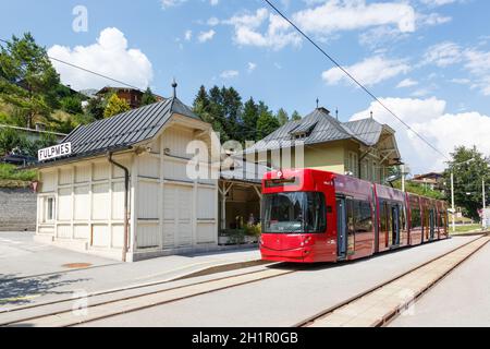 Fulpmes, Autriche - 1er août 2020: Stubaitalbahn Innsbruck Tram train Gare de Fulpmes en Autriche. Banque D'Images