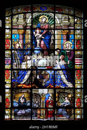 Marie et enfant, le roi Louis IX tenant la couronne des épines, le roi Louis XIII et sa femme Anna d'Autriche, vitraux dans la basilique notre-Dame d Banque D'Images