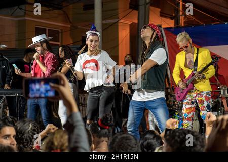 Santa Clara, Cuba - 27 janvier 2019 : Nuit de la performance du groupe de musique libre qva vu du public. Les jeunes gens qui suivent l'exécution de t Banque D'Images