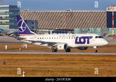 Stuttgart, Allemagne - 19 décembre 2020 : AVION LOT Embraer 175 à l'aéroport de Stuttgart (STR) en Allemagne. Banque D'Images