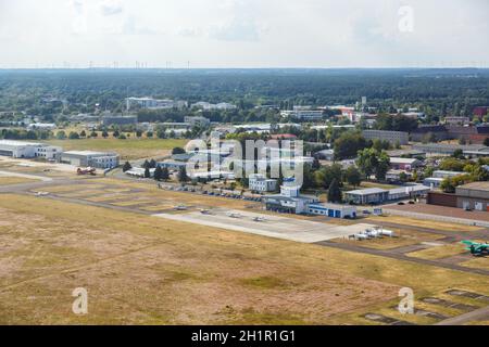 Strausberg, Allemagne - 19 août 2020 : vue aérienne du terminal et de la tour de l'aéroport de Strausberg en Allemagne. Banque D'Images