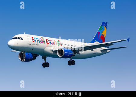 Héraklion, Grèce - 15 septembre 2018 : avion Airbus A320 de Small Planet Airlines à l'aéroport d'Héraklion (HER) en Grèce. Airbus est un avion européen Banque D'Images