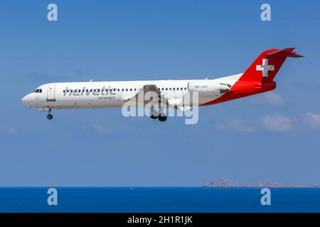 Héraklion, Grèce - 15 septembre 2018 : avion Helvetic Airways Fokker 100 à l'aéroport d'Héraklion (HER) en Grèce. Banque D'Images