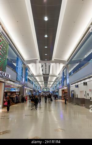 Miami, Floride - 7 avril 2019 : terminal Concourse D de l'aéroport de Miami (MIA) en Floride. Banque D'Images