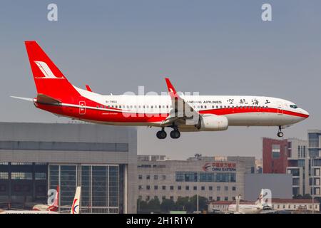 Shanghai, Chine - 28 septembre 2019 : avion Boeing 737-800 de Shanghai Airlines à l'aéroport de Shanghai Hongqiao (SHA) en Chine. Banque D'Images