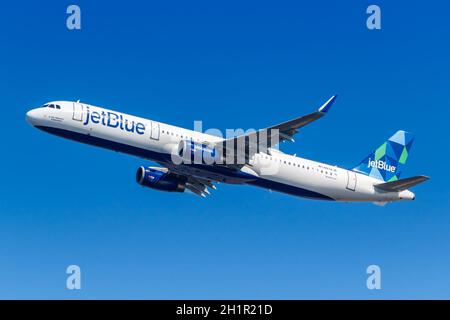 New York, New York - 1er mars 2020 : avion JetBlue Airbus A321 à l'aéroport JFK de New York aux États-Unis. Airbus est un manu d'avion européen Banque D'Images