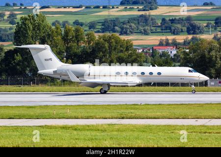 Stuttgart, Allemagne - 9 juillet 2020 : avion US Air Force USAF Gulfstream C-37A de l'US Air Force à l'aéroport de Stuttgart (STR) en Allemagne. Banque D'Images