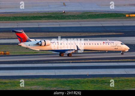 Atlanta, Géorgie - 2 avril 2019 : Delta Connection Endeavour Air Bombardier CRJ-900 avion à l'aéroport d'Atlanta (ATL) en Géorgie. Banque D'Images